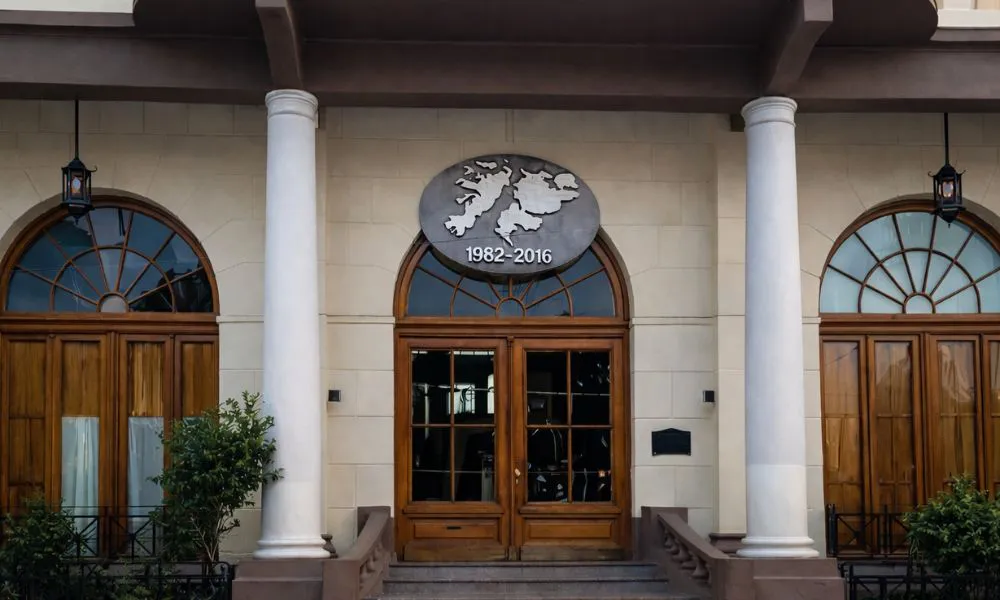 Edificio de la Municipalidad de Trelew imagen reeditada por LA 17