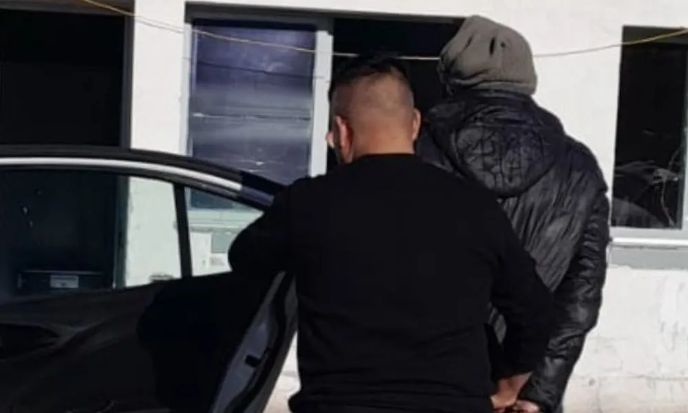Detenido con orden de captura