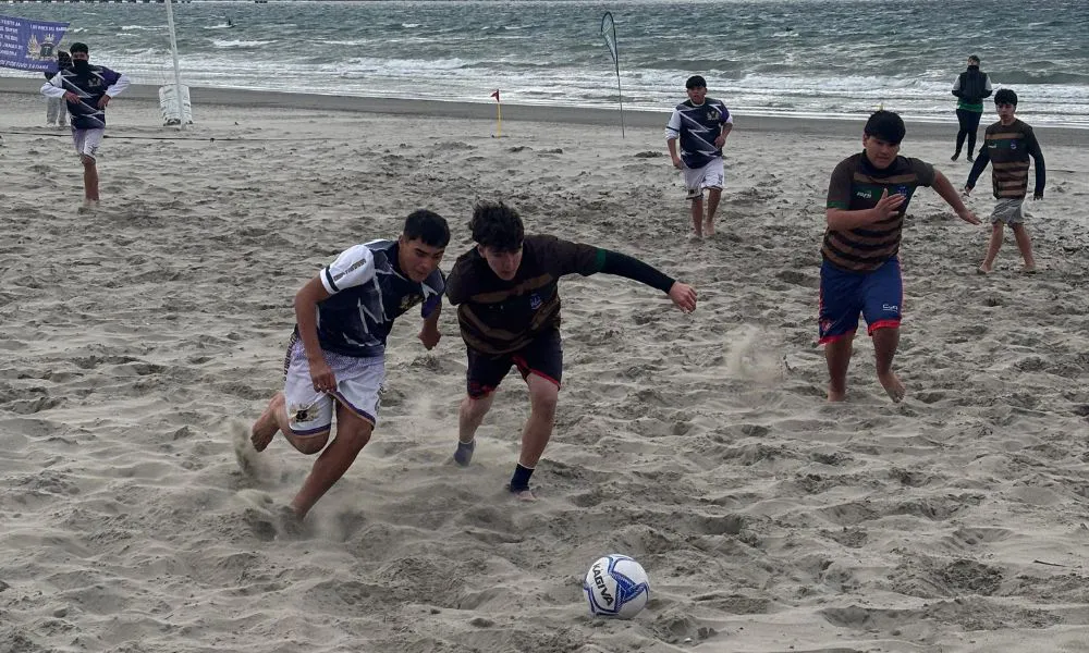 Torneo de fútbol playa en Madryn