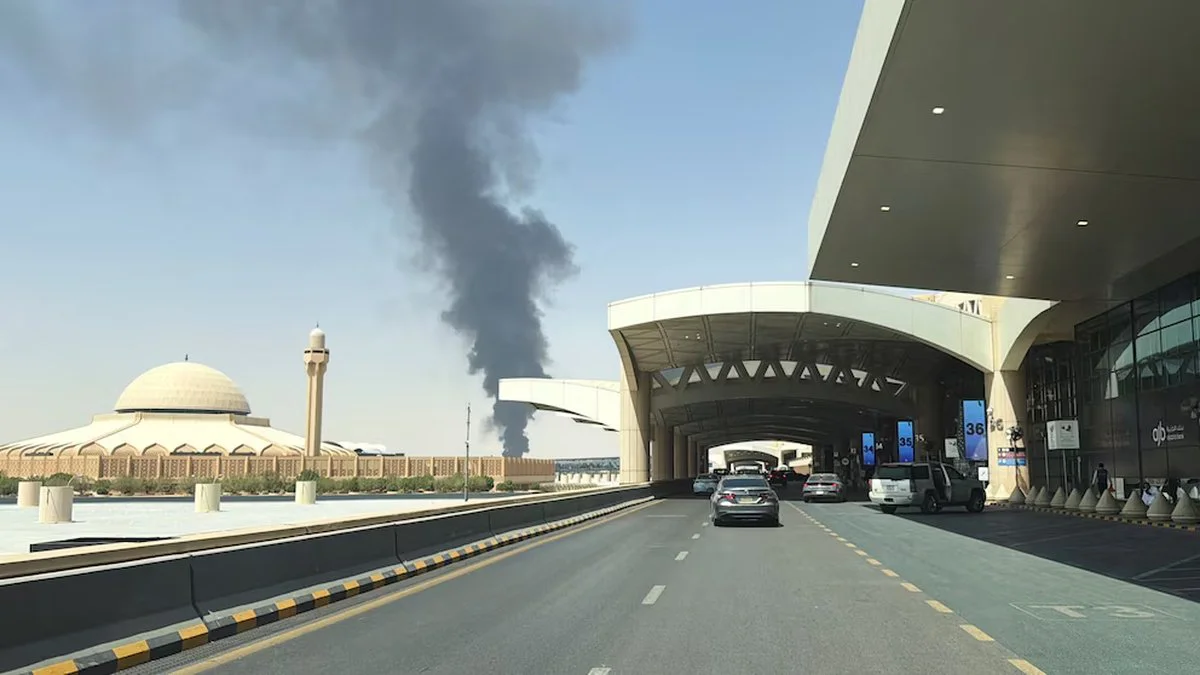 Ataque contra el aeropuero Rey Jalid de Arabia Saudita. Foto REUTERS/Stringer/Infobae