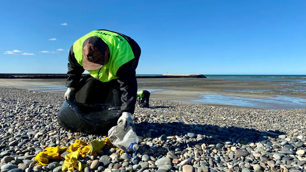 Trabajos de limpieza integral en las playas Santa Isabel y La Galesa