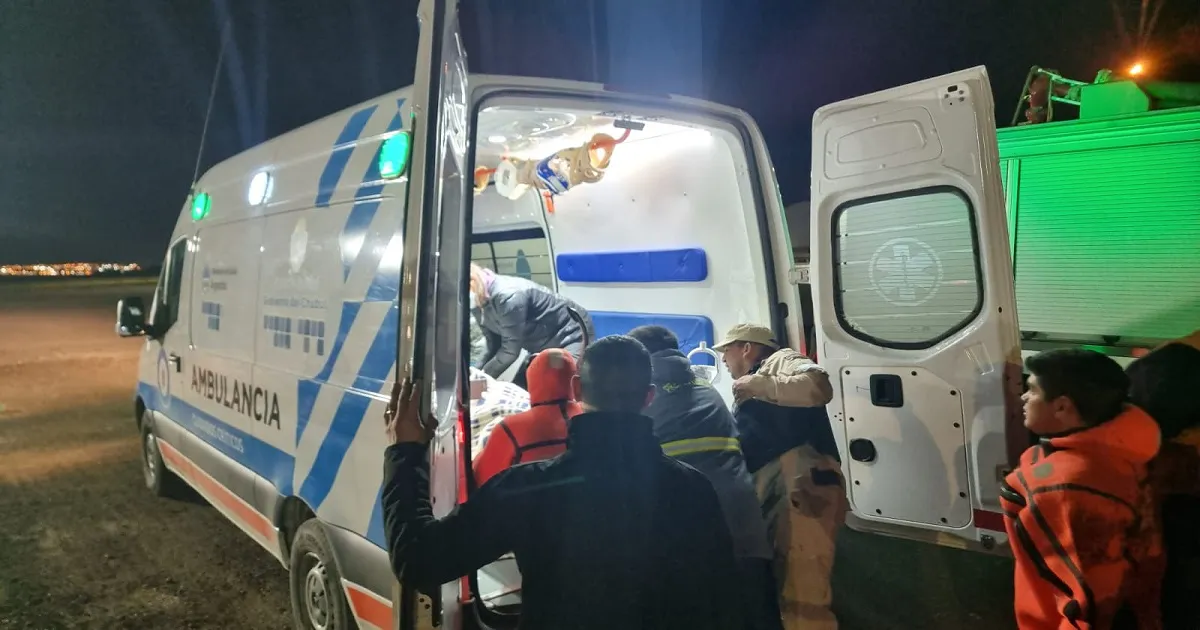 El marinero siendo atendido en la ambualancia del hospital