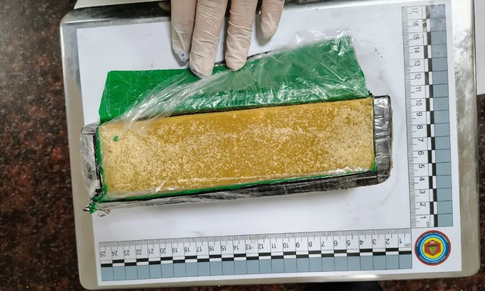 Tío y sobrino detenidos por ocultar más de 86 kilos de cocaína en tubos de GNC