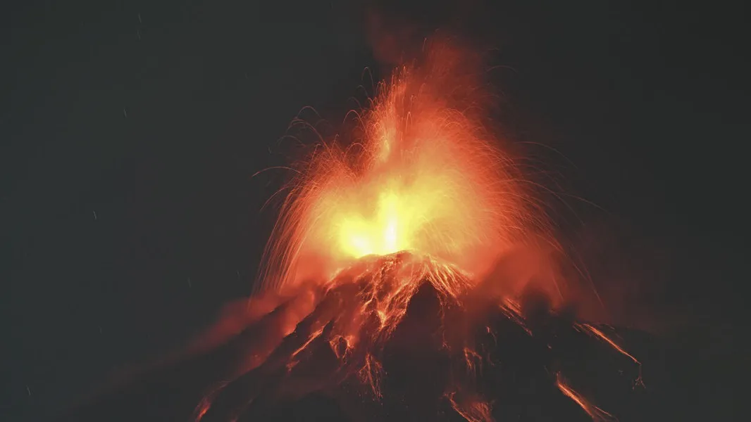 El volcán de Fuego en erupción (Foto: JOHAN ORDONEZ / AFP)