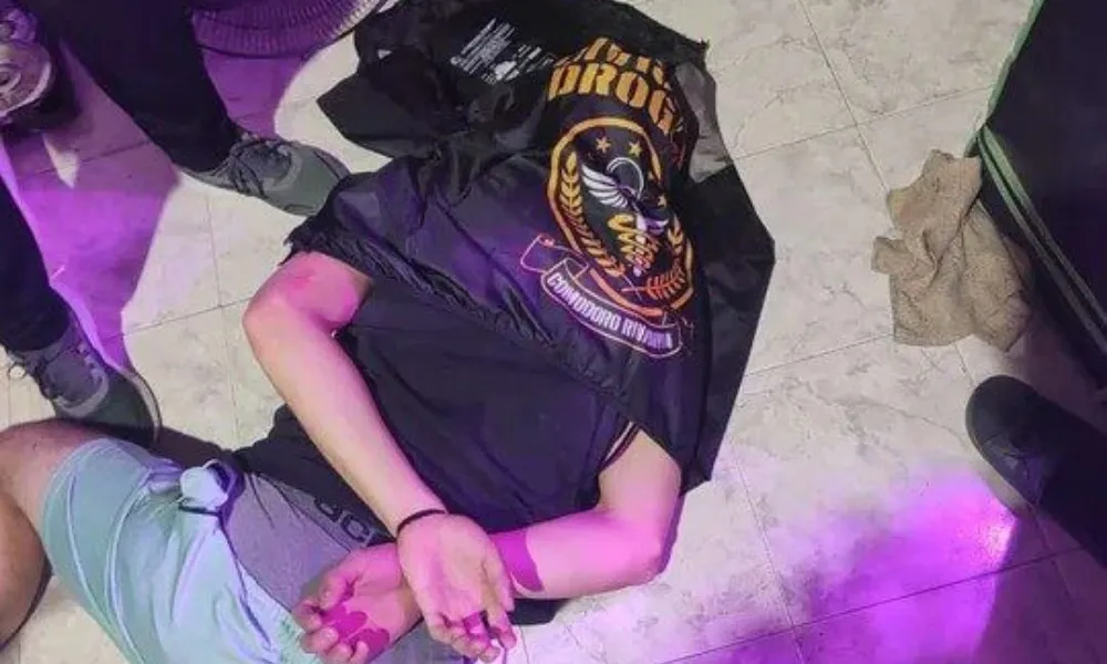 Policía detenido