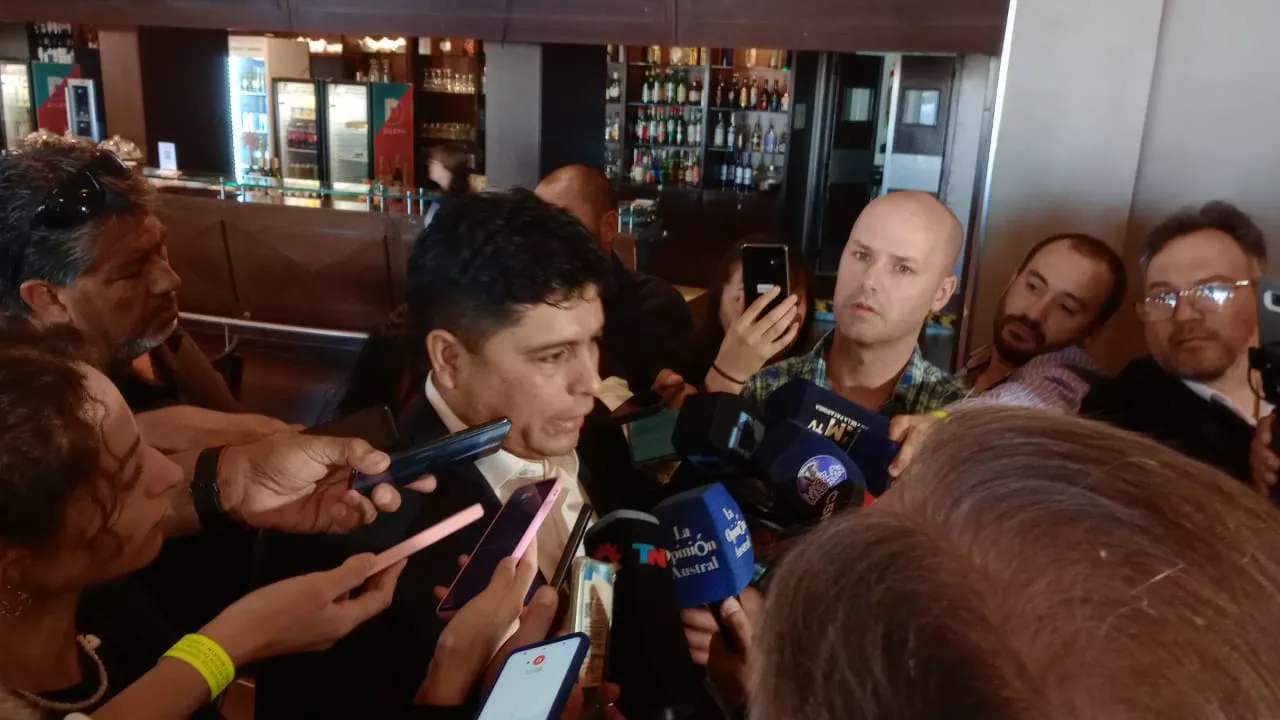 Claudio Vidal, gobernador de Santa Cruz, conversando con la prensa en Puerto Madryn