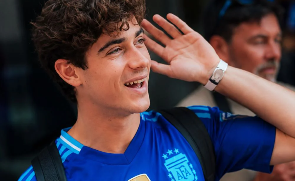 Colapinto llegó al circuito de Spa-Francorchamps con la casaca número 10 de la Selección.