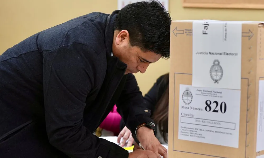 Claudio vidal emite su voto