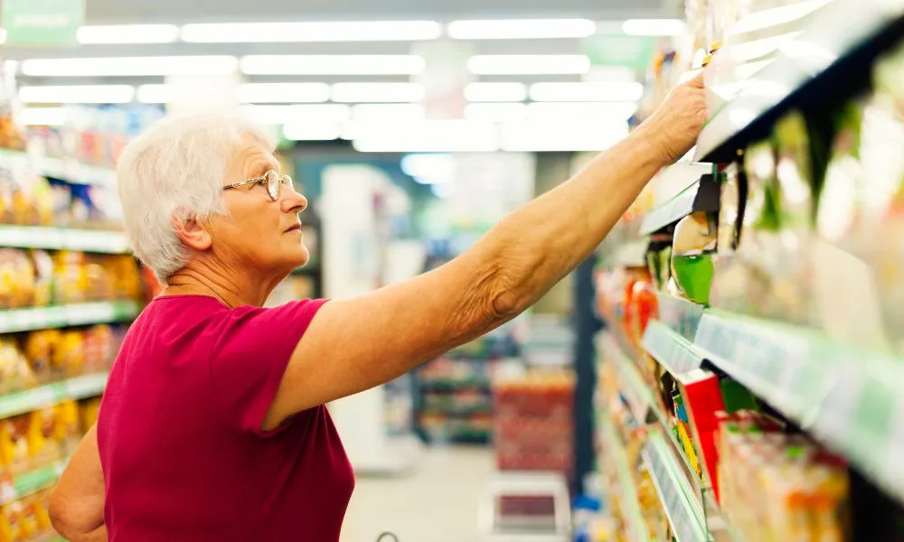 Bajas ventas imagen ilustrativa adulto mayor en supermercado foto Freepik