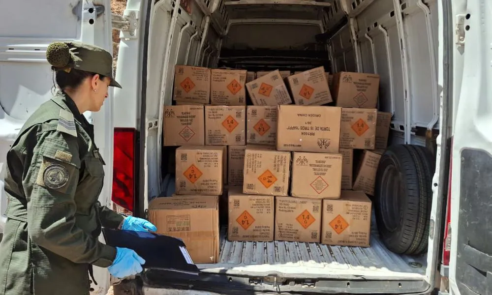Las cajas de pirotecnia fueron halladas durante un control