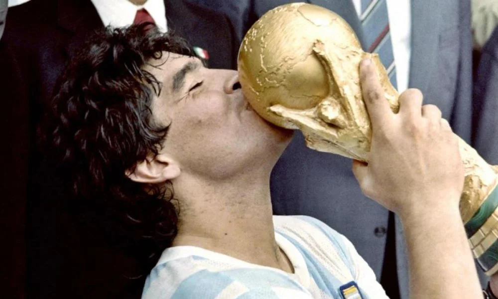 Diego Maradona levantando la Copa. Foto STAFF/AFP/La Vanguardia
