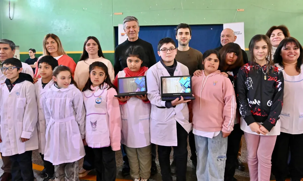 Alumnos recibieron equipamiento digital