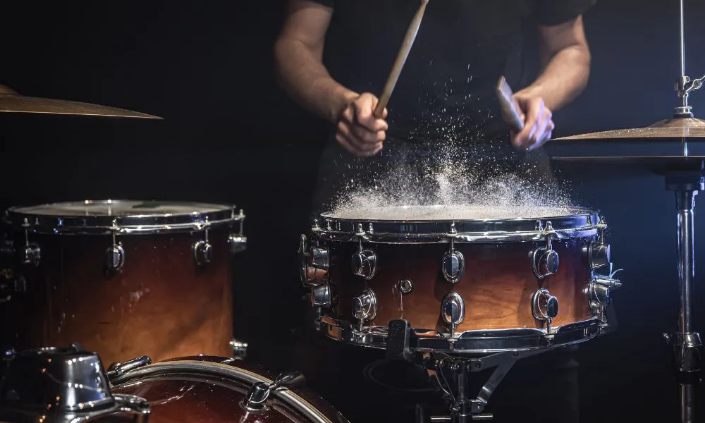 Batería y baterísta imagen ilustrativa fuente Freepik