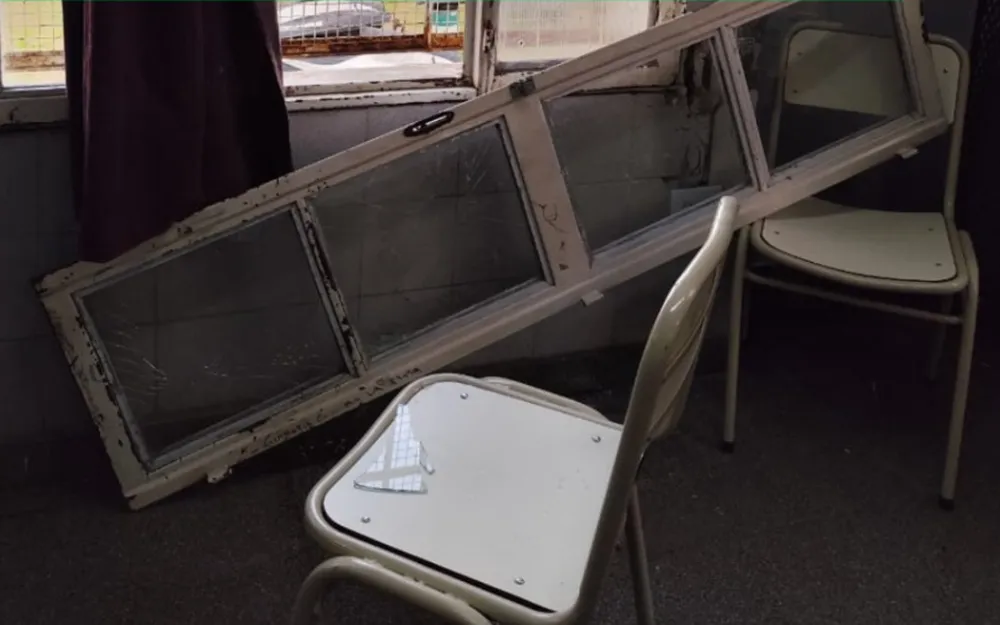 Una ventana cayó sobre una auxiliar