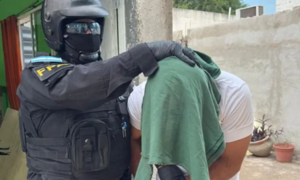 uno de los detenidos en el operativo