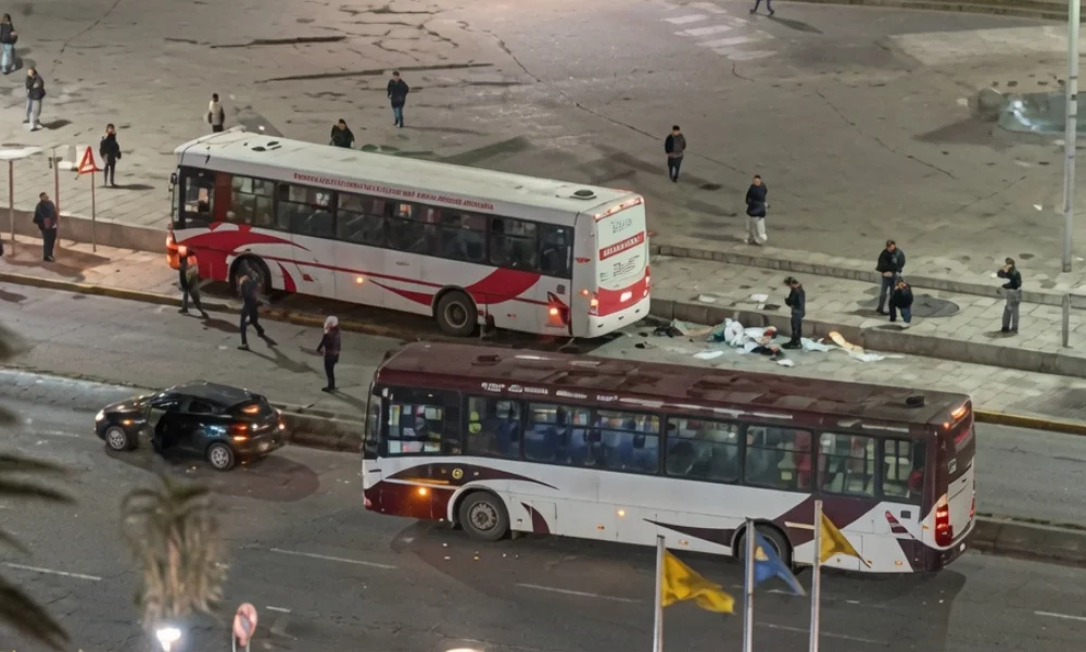 La situación tuvo como punto más dramático la muerte de una mujer que se encontraba en el lugar cuando ocurrió el impacto.