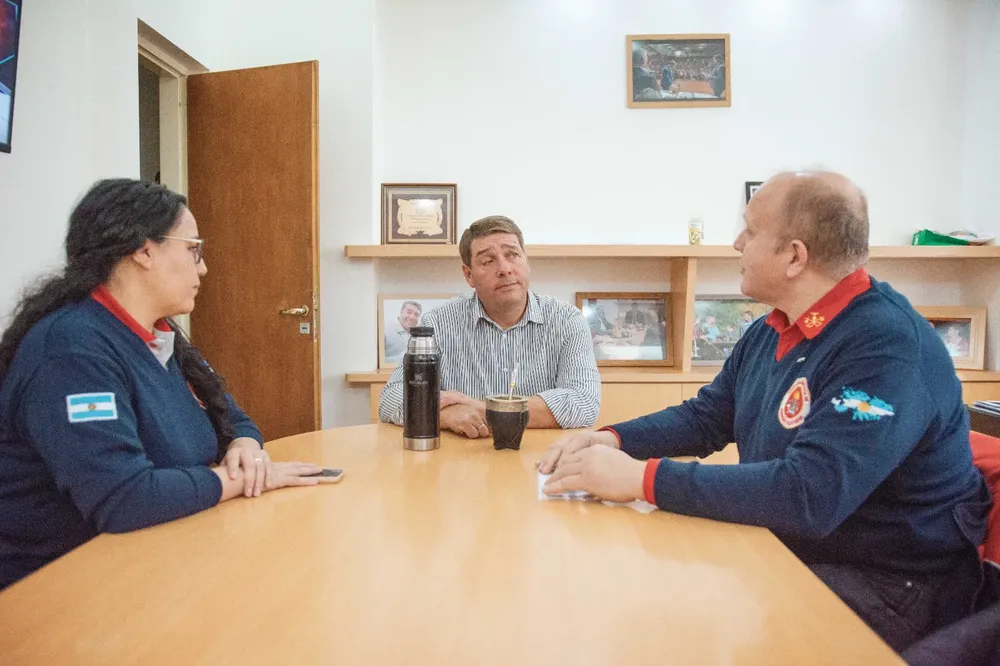 Biss junto a integrantes de la Federación CHubutense de Bomberos