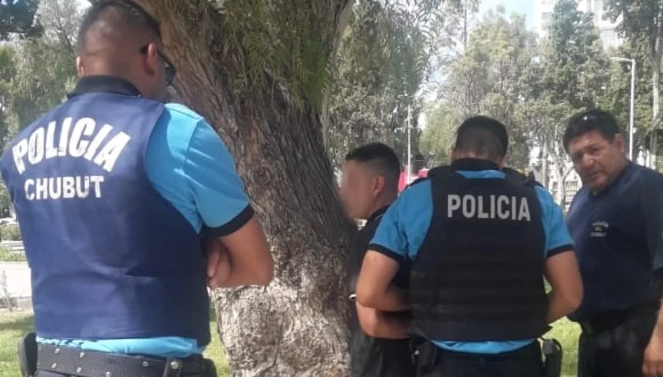 Robo celular a nene de 13 años en Madryn policía 1
