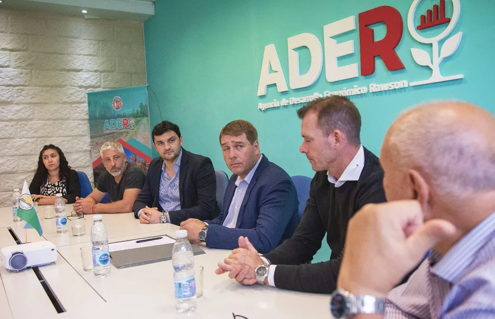 Municipio y Provincia firmaron convenio para capacitación de armado de palets de la futura planta de adoquines (2)