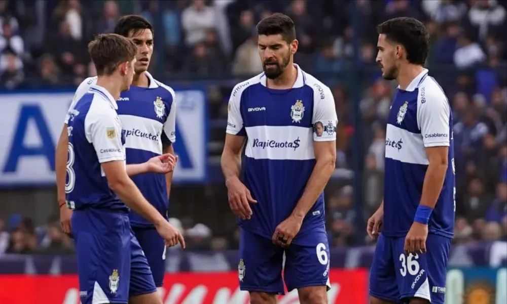 El plantel profesional de Gimnasia no se entrenó y hubo protestas por falta de pago