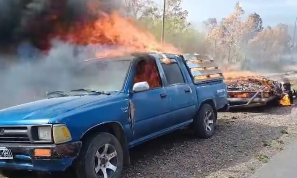 Camioneta incendiada en ruta 7