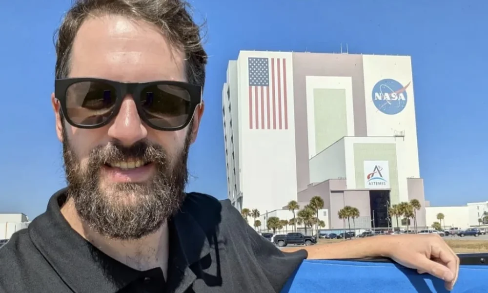 Gabriel Sanca, un ingeniero nacido en Comodoro Rivadavia que trabaja en el desarrollo de un microsatélite.