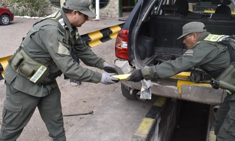 Descubren dobles fondos con casi 47 kilos de cocaína