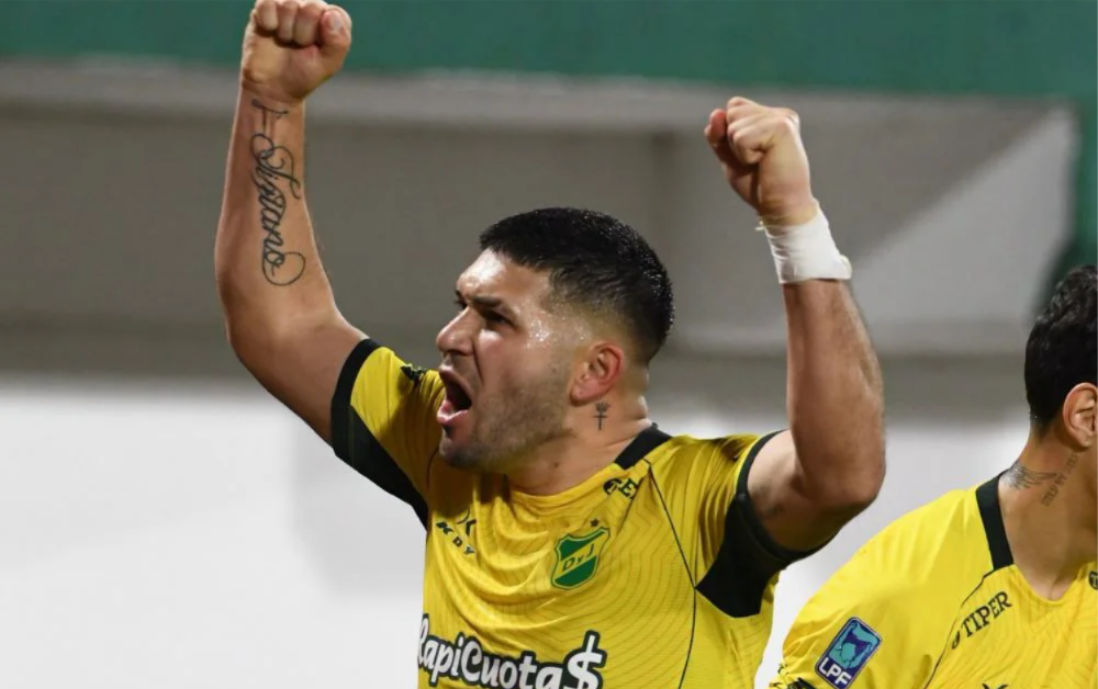 El equipo de Florencio Varela remontó una desventaja con un golazo de tiro libre.
