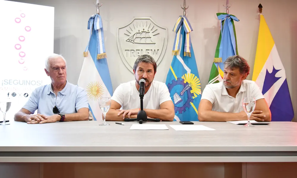 Gerardo Merino y autoridades de la cooperativa eléctrica de Trelew