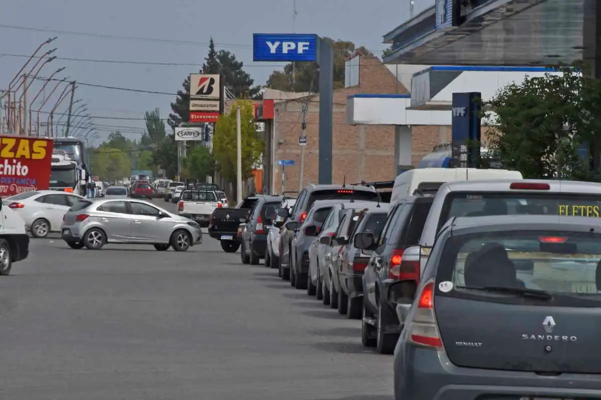 Largas filas para cargar combustibles antes del aumento
