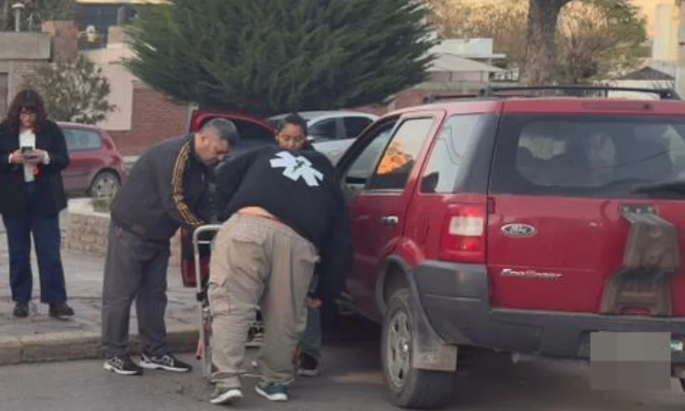 Mujer auxiliada por una descompensación