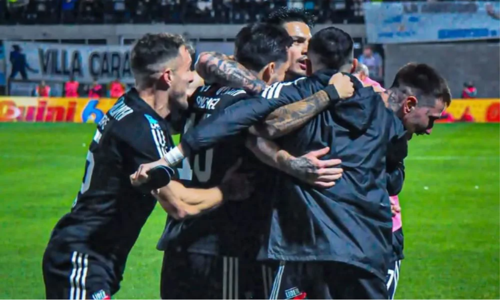 Riestra resolvió el partido en un primer tiempo de máxima eficacia.