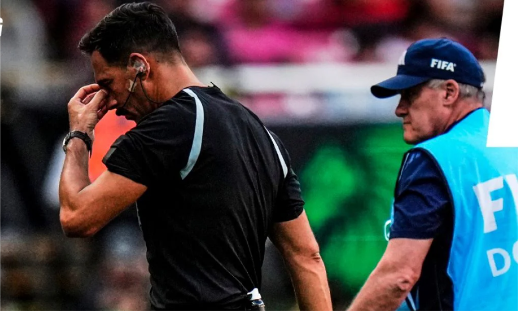 El árbitro argentino no pudo terminar el repechaje en Jamaica vs Congo.