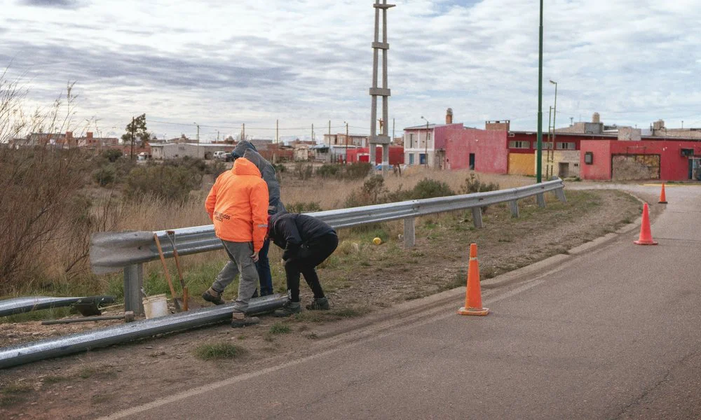 Reparan guardarraíles en el ingreso a Rawson por Ruta 7