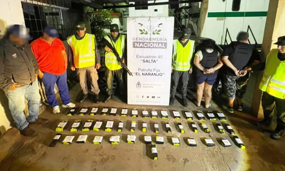 Hallan 34 kilos de cocaína en un auto