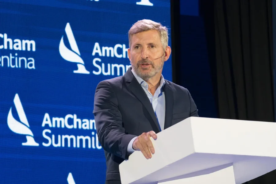 Rogelio Frigerio durante su exposición en la AmCham junto a Alberto Weretilneck y Alfredo Cornejo