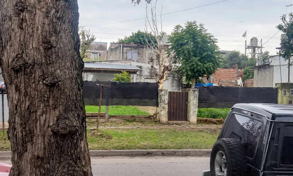 El vecino que mató a una madre para atacar a su hija sigue prófugo