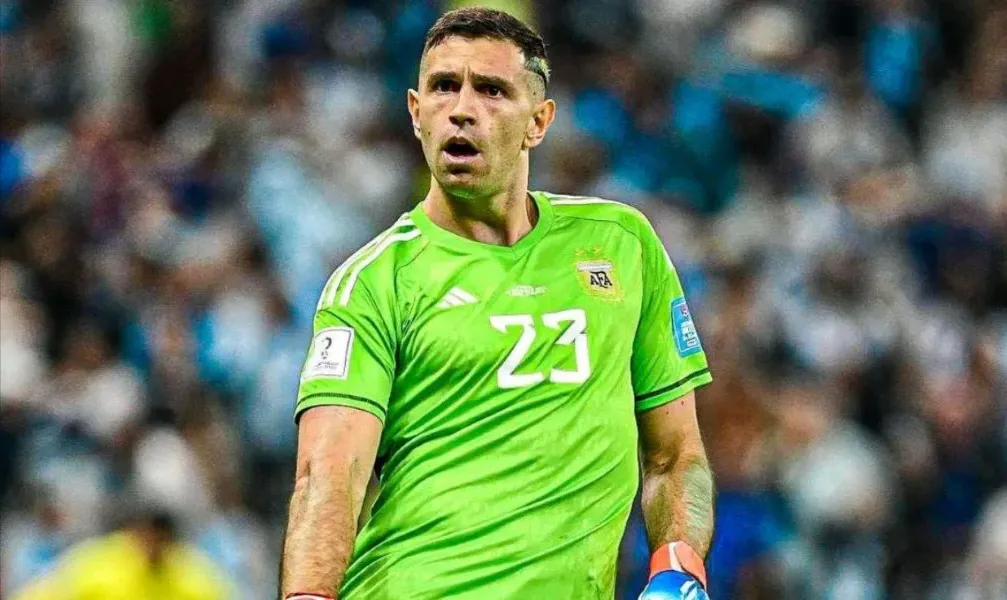 El arquero argentino podría dejar Aston Villa tras el Mundial y sumarse al Inter de Milán