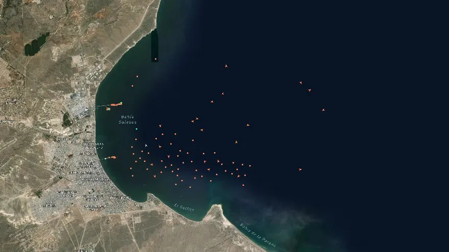 Buques pesqueros se refugan frente a Puerto Madryn