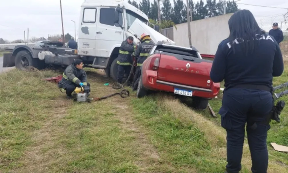 Choque frontal entre una camioneta y un camión