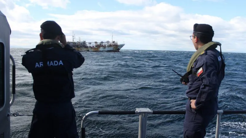 Armada chilena vigila paso de poteros asiáticos hacia el Atlántico