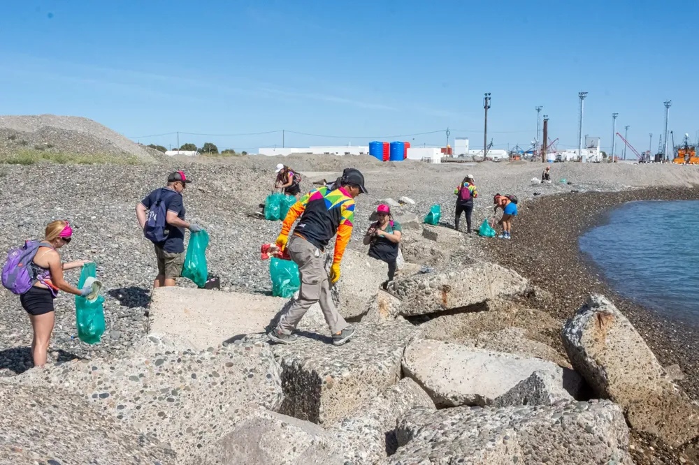 En Playa Magagna se realizo una caminata que incluyó la recolección de residuos del lugar