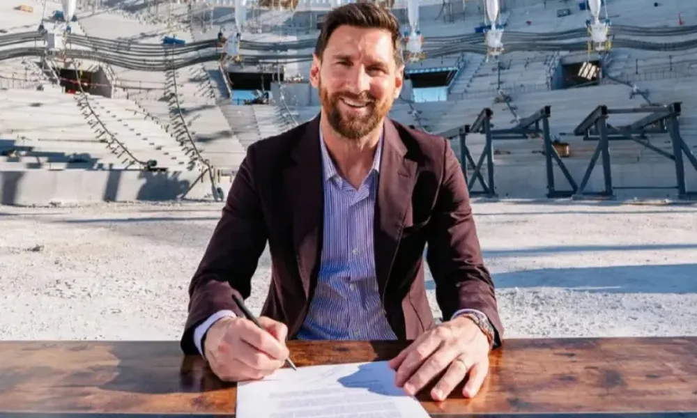 Lionel Messi firmando contrato
