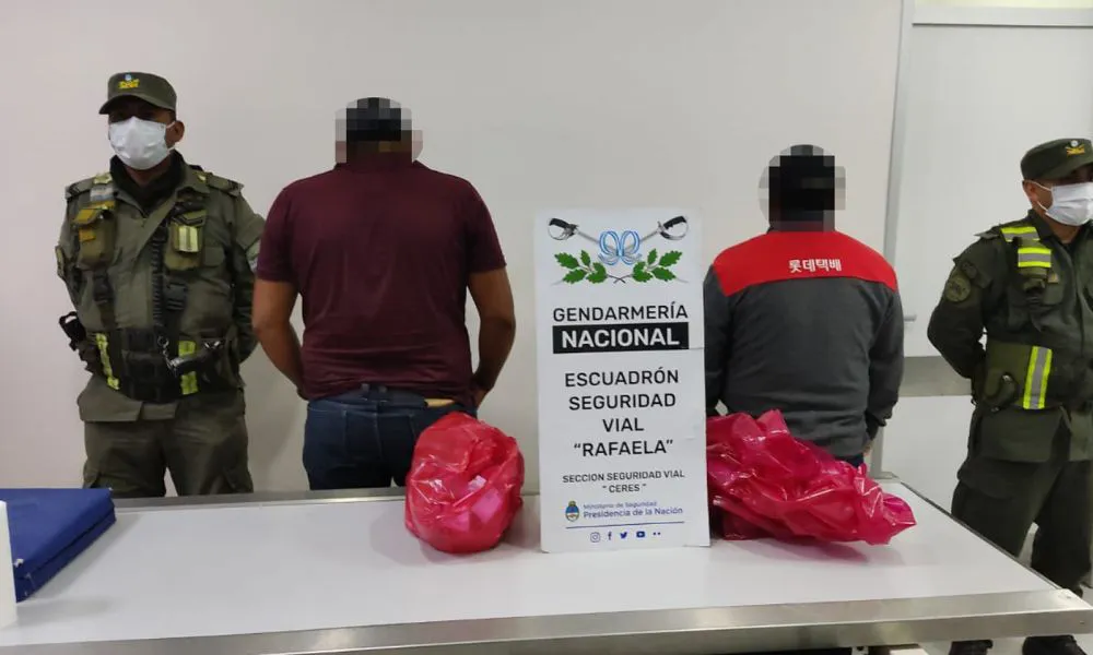 Transportaban más de 180 cápsulas de cocaína ingeridas