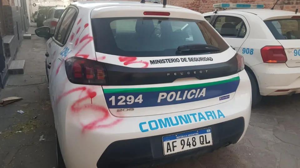 Móvil policial vandalizado 1