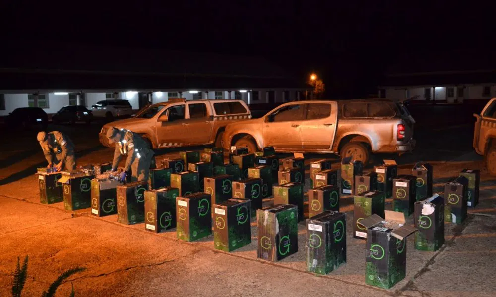 Incautan camioneta volcada con más de 21.000 paquetes de cigarrillos