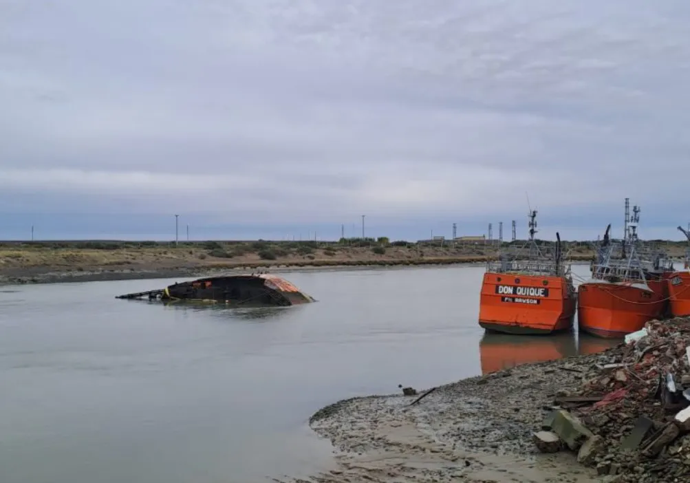 Reflotarán el buque Sagrado Corazón en la entrada al puerto de Playa Unión