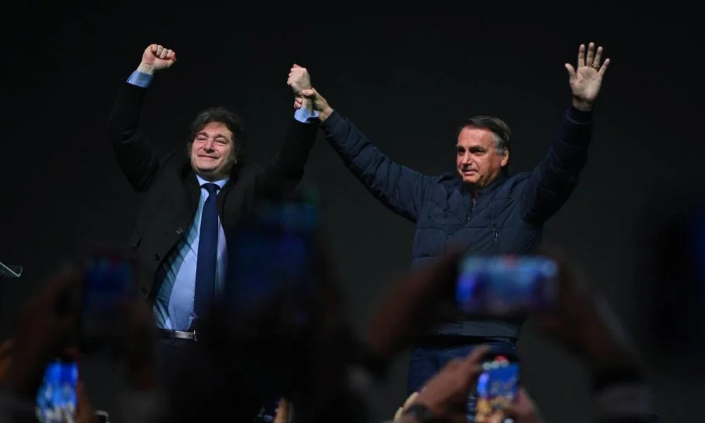 Javier Milei y Flavio Bolsonaro. Foto EFE/Canal 26
