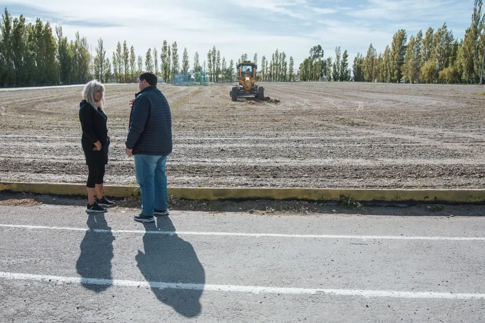 Obras Públicas  realiza trabajos de mantenimiento en la Pista de Atletismo de Rawson