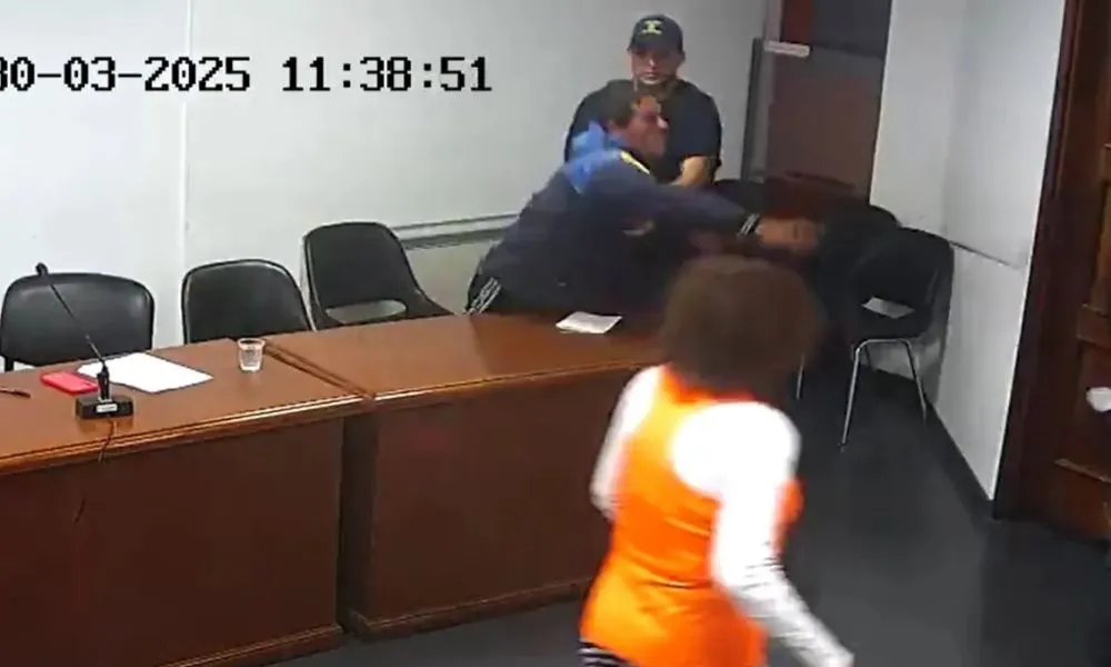 Delincuente le quiebra un dedo al juez